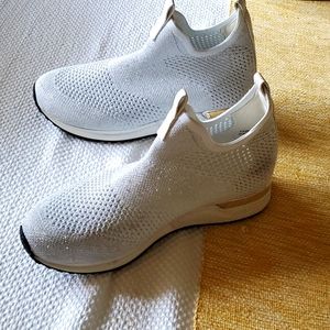 White slip-on woman sneaker
